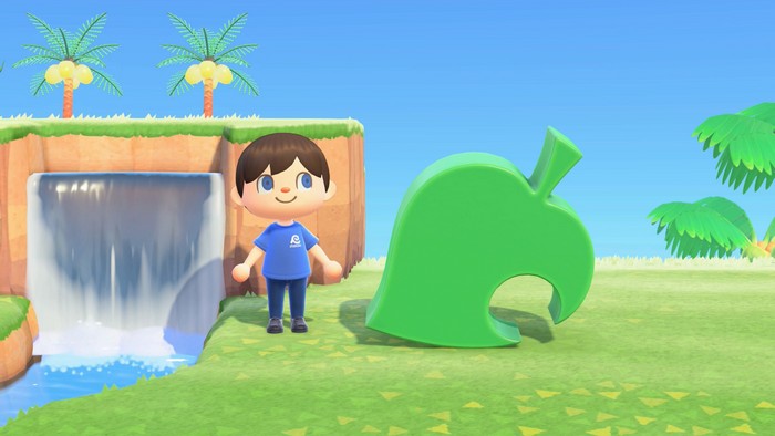 The leaf statue as seen in daylight.